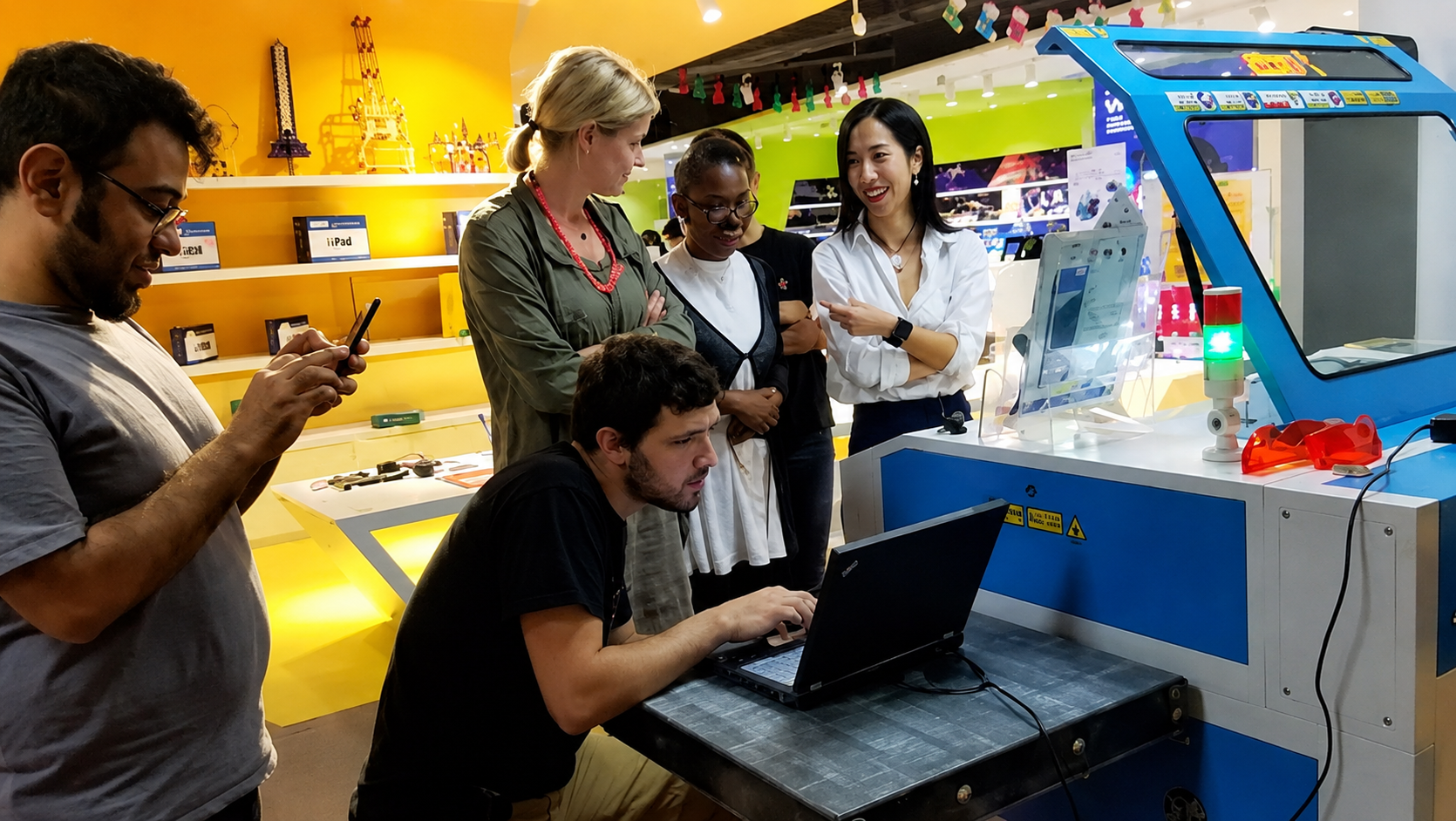 El curso introductorio de corte por láser de Luke tiene éxito en Shenzhen