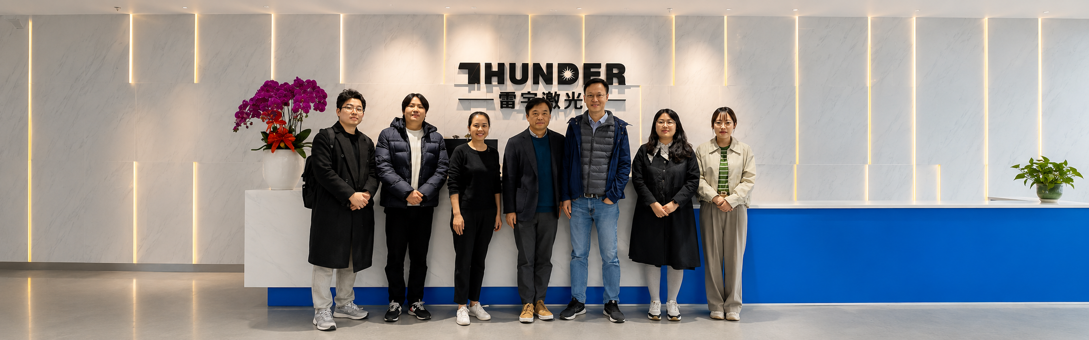 El agente coreano Choi visita Thunder Laser para hablar sobre Thunder Bolt