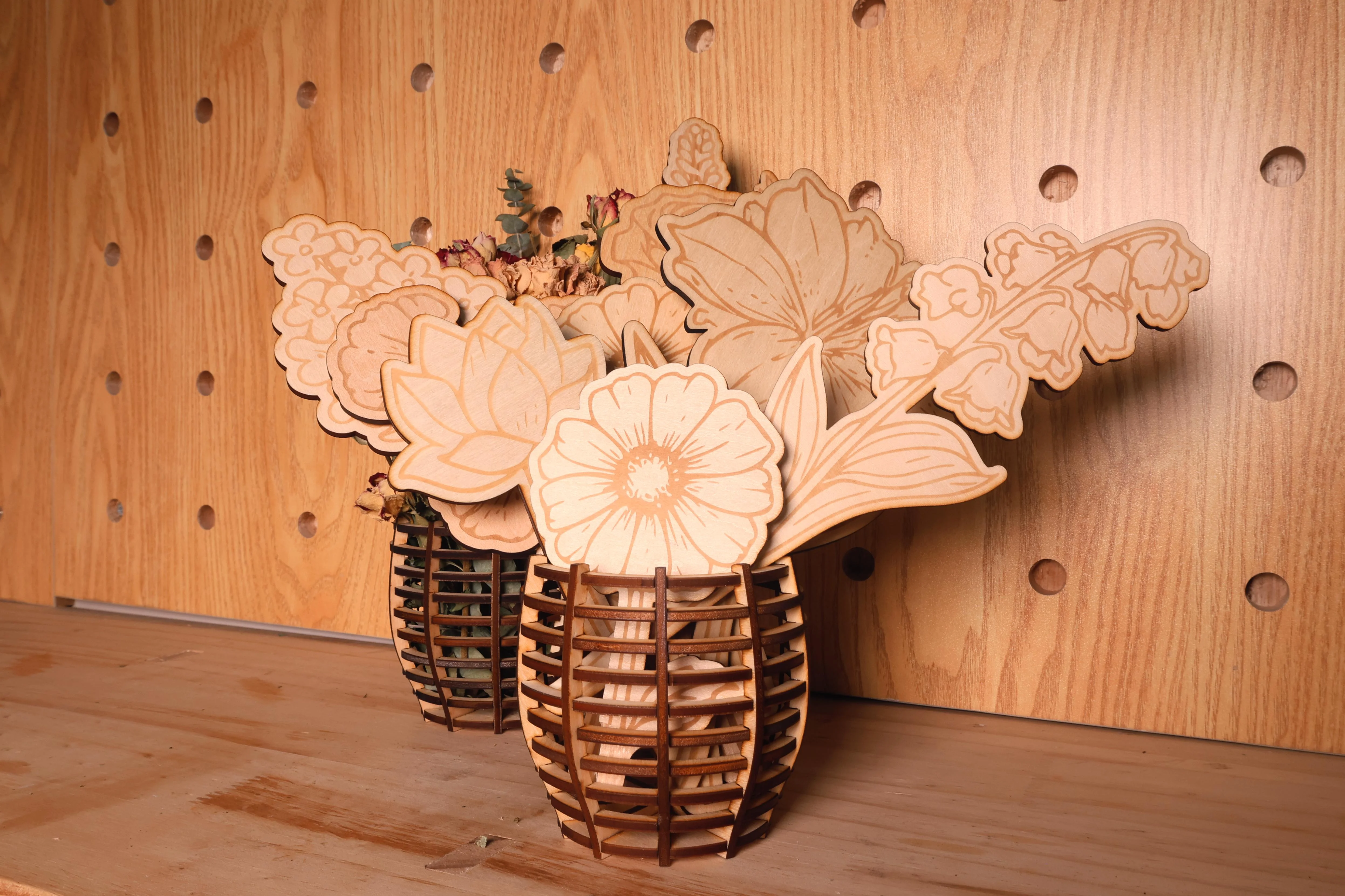 Flor y florero de madera