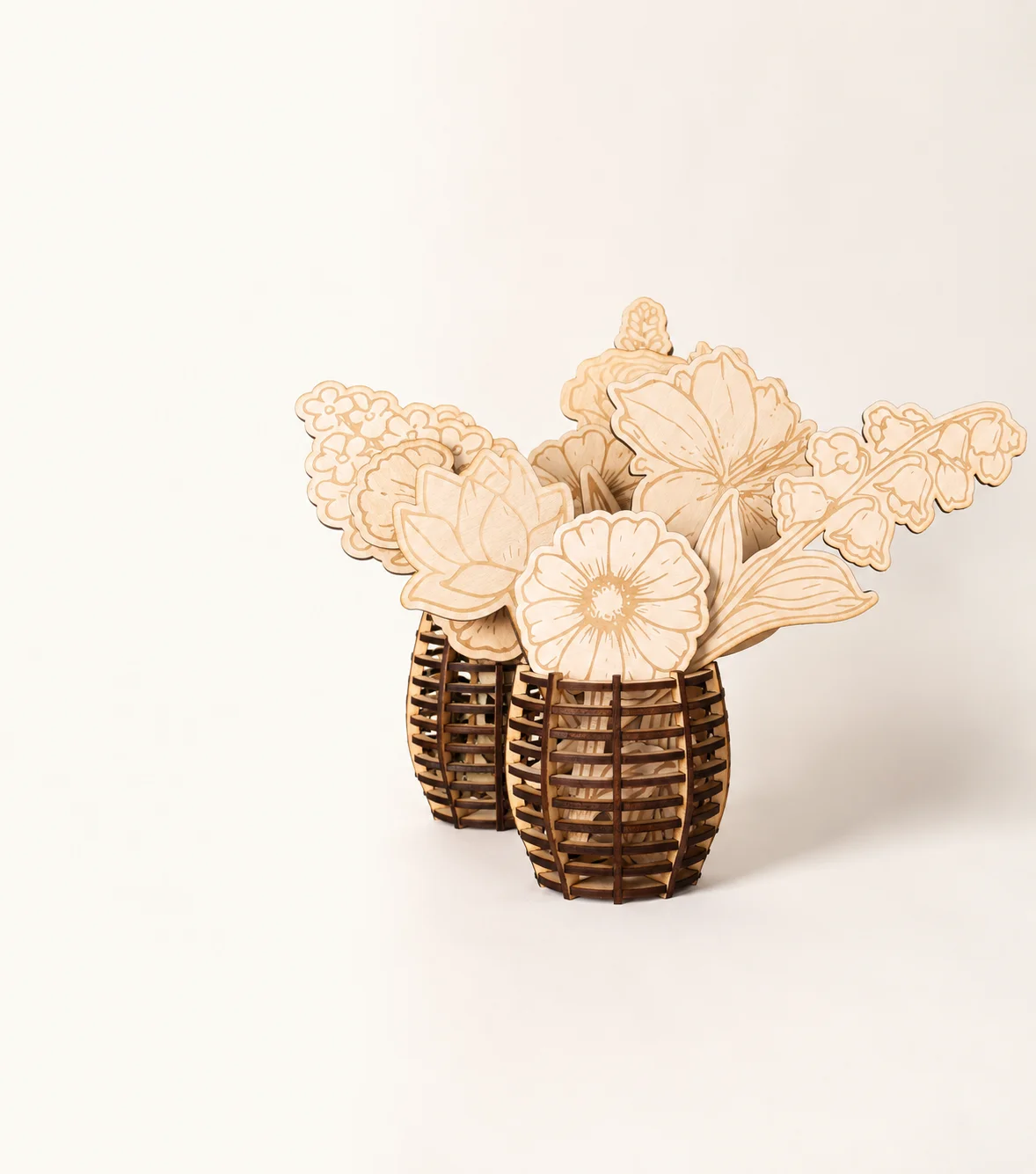 Flor y florero de madera