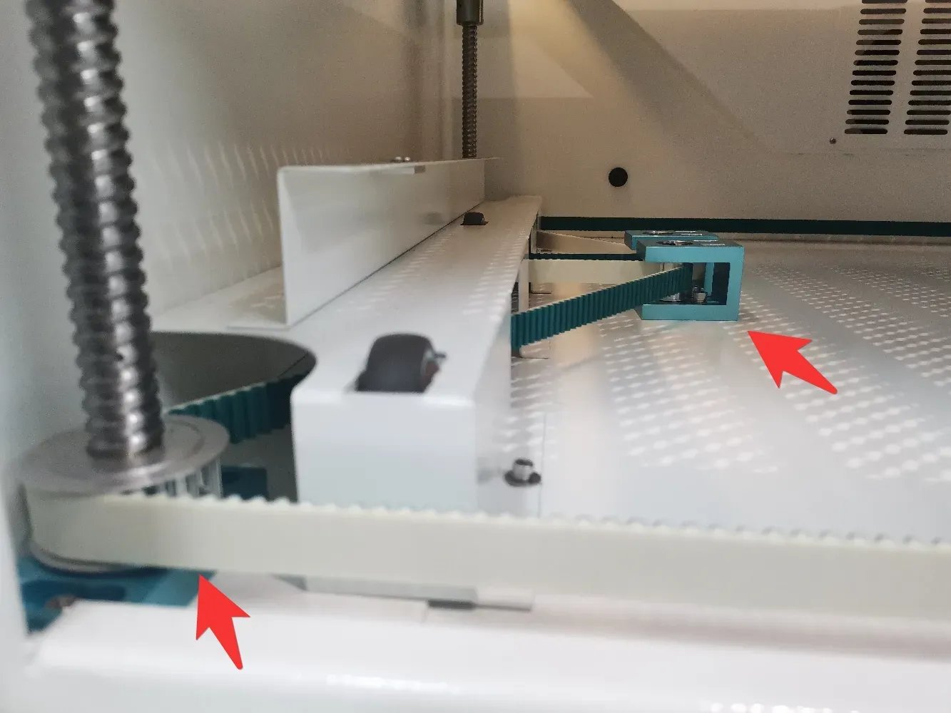 Una imagen de un sistema de correa síncrona en una máquina láser de escritorio