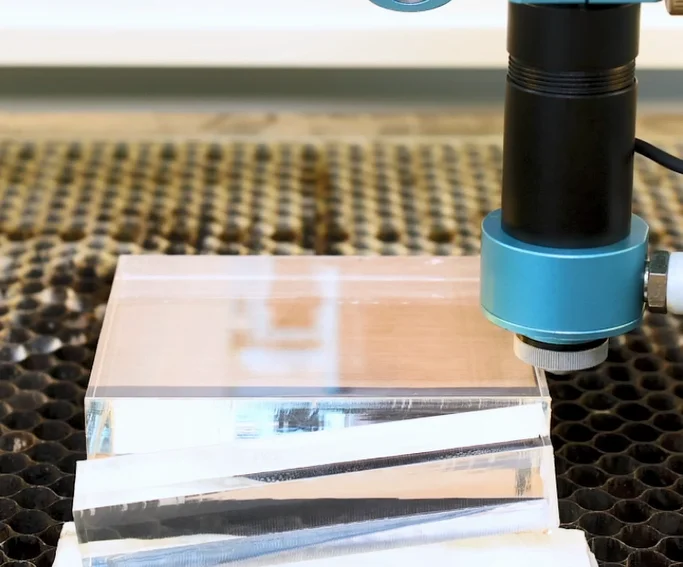 1779158600643759.png Nova-Plus-51-60W-RF-CO laser-machine-can-cut-through-a-20mm-acrylic-easily.png