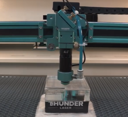 Una máquina Thunder Laser Nova Plus que funciona en modo CW.