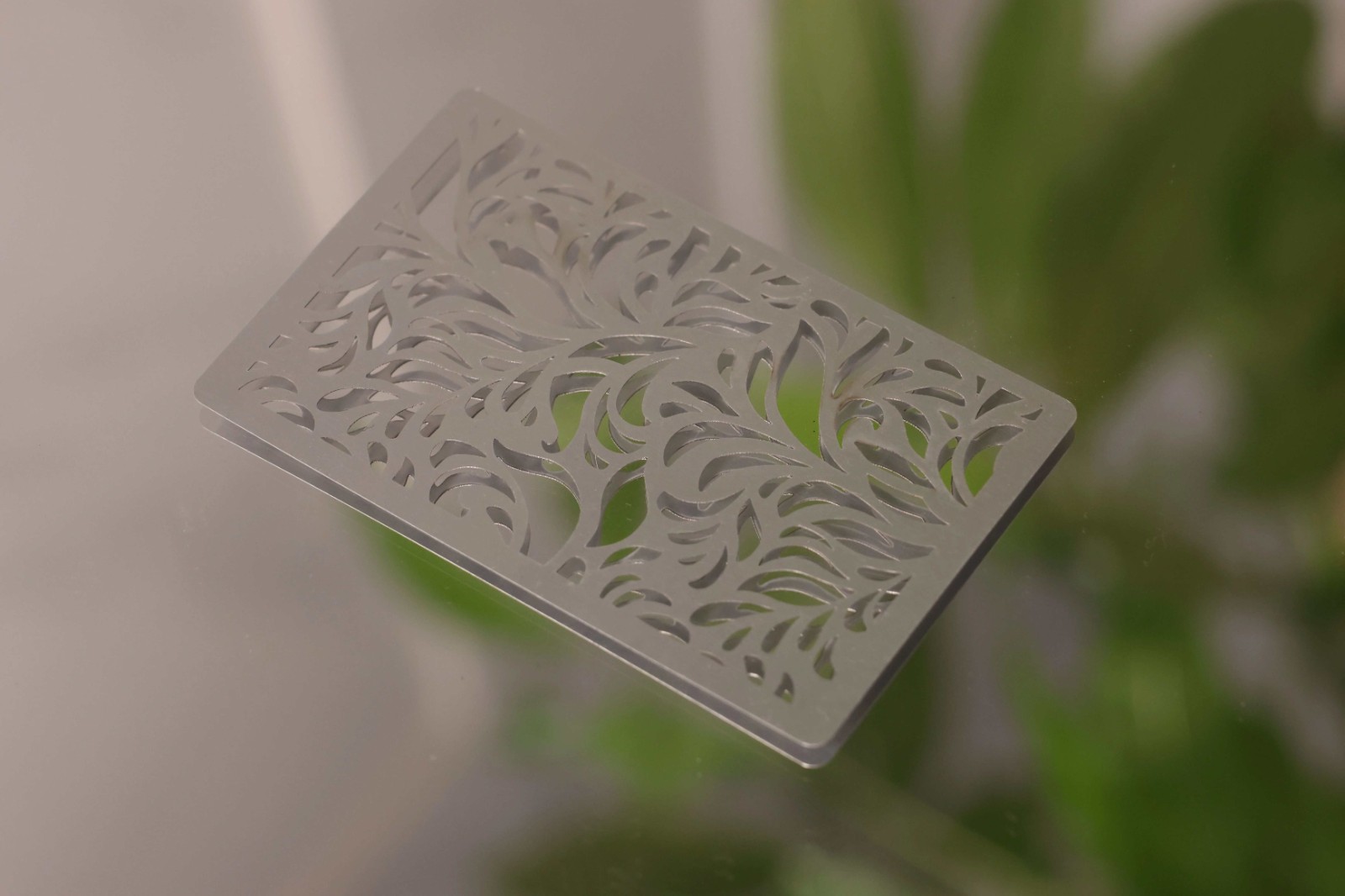 Una imagen de una lámina de aluminio cortada con láser