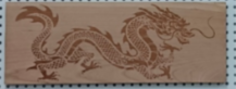 Dragón grabado superficial en madera de cerezo.