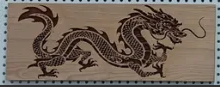Dragón grabado profundo en madera de cerezo.