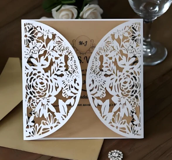 Grabado y corte láser de papel Kraft. webp