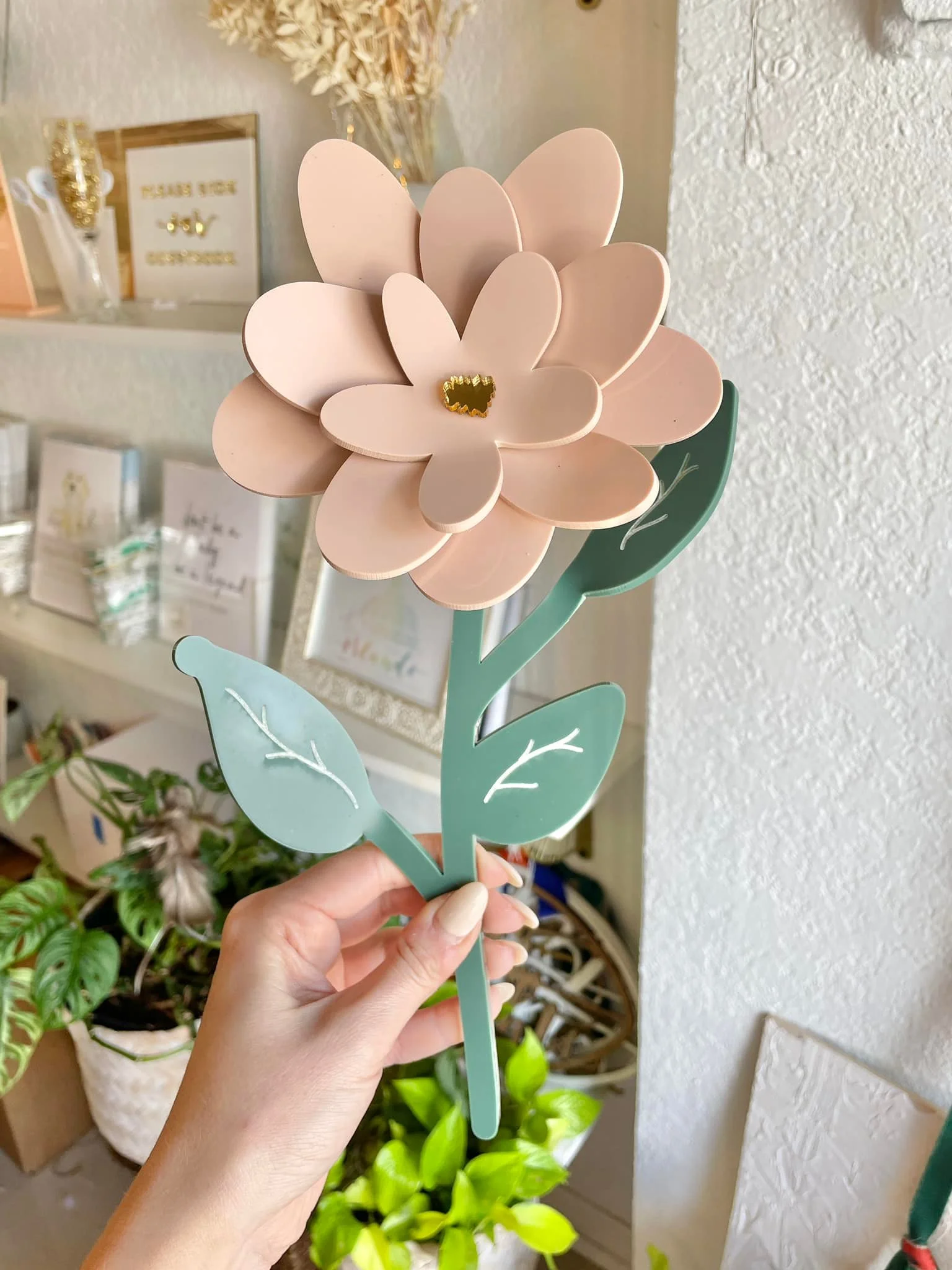 Una imagen de una flor hecha por láser de corte acrílico. webp