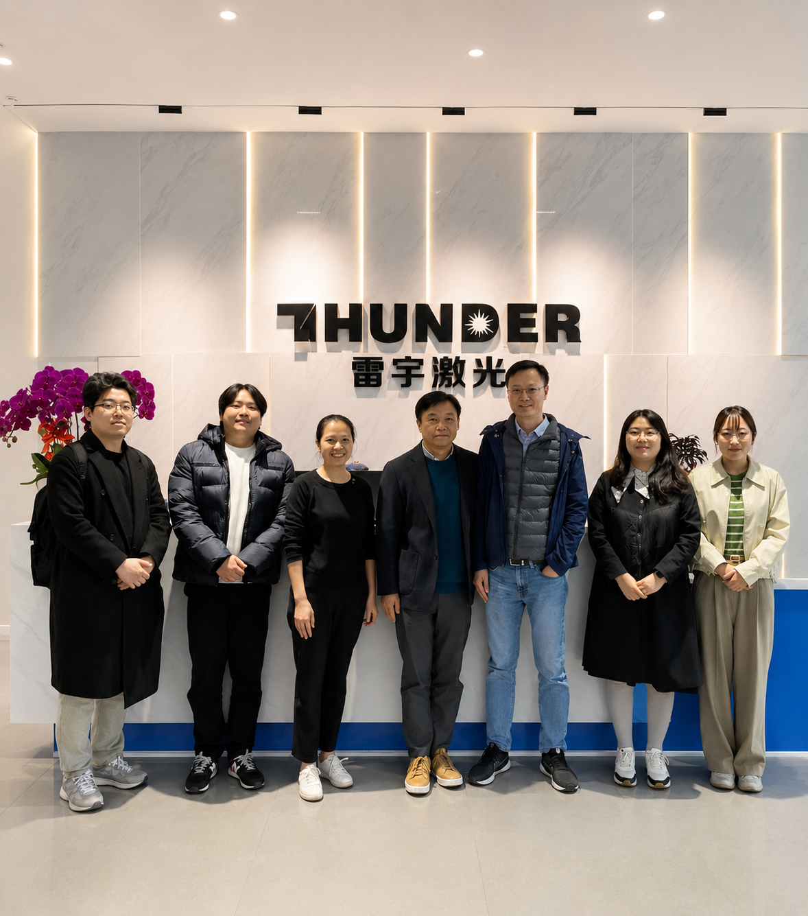 El agente coreano Choi visita Thunder Laser para hablar sobre Thunder Bolt